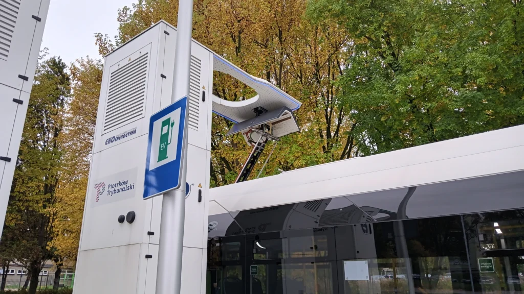 Ponad 300 europejskich miast ma strefy czystego transportu. Dlaczego polskie miasta nie powinny zostawać w tyle? - 20251016 133903 Charging an electric city bus. Dmowskiego Street in Piotrkow Trybunalski Poland