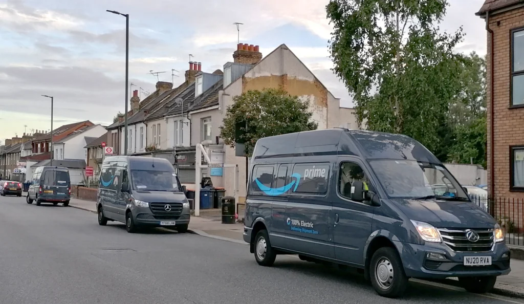 Ponad 300 europejskich miast ma strefy czystego transportu. Dlaczego polskie miasta nie powinny zostawać w tyle? - Amazon Prime electric delivery vans in East Barnet Road