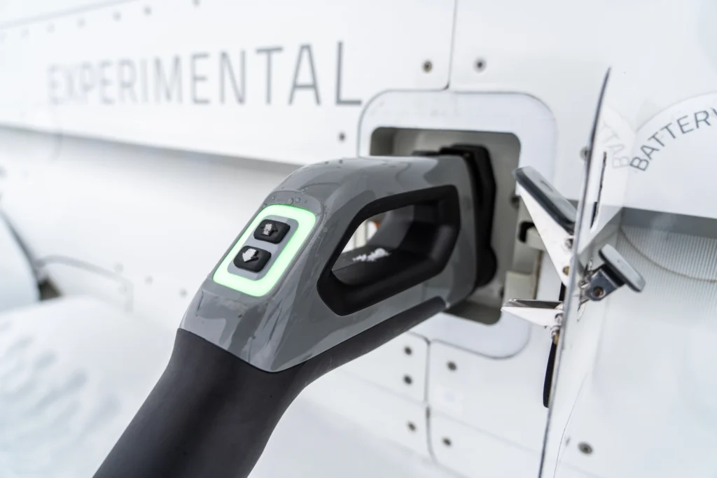 Elektryczny samolot od BETA Technologies dostał przełomową zgodę. Może zabierać klientów na pokład - Beta 3