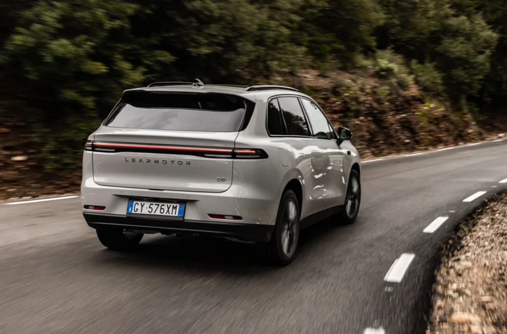Chiński SUV od Stellantis dojrzewa. Nowy Leapmotor C10 oferuje więcej mocy, technologii i zasięgu - Leapmotor C10 rok 2027 2