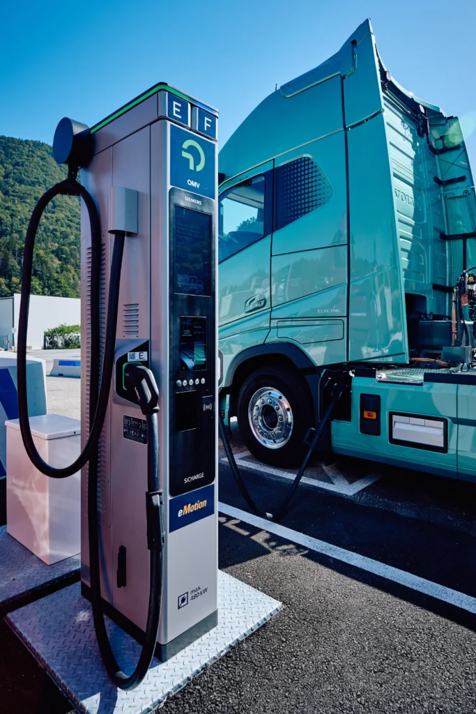 Siemens i OMV uruchomiły w Austrii system ładowania SICHARGE FLEX. Do 1,68 MW skalowalnej mocy! - Megawaty na Brennerze 2 fot. Siemens