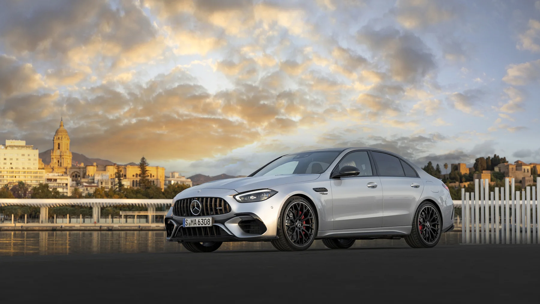Der neue Mercedes-AMG C 63 S E PERFORMANCE (Kraftstoffverbrauch gewichtet, kombiniert: 6,9 l/100 km; CO2 Emissionen gewichtet, kombiniert: 156 g/km; Stromverbrauch gewichtet, kombiniert: 11,7 kWh/100 km) Exterieur: hightechsilber metallic; Interieur: Leder Nappa AMG schwarz mit gelber Ziernaht;Kraftstoffverbrauch gewichtet, kombiniert: 6,9 l/100 km; CO2 Emissionen gewichtet, kombiniert: 156 g/km; Stromverbrauch gewichtet, kombiniert: 11,7 kWh/100 km*

The new Mercedes-AMG C 63 S E PERFORMANCE (combined fuel consumption, weighted: 6.9 l/100 km; combined CO2 emissions, weighted: 156 g/km; combined electric energy consumption, weighted: 11.7 kWh/100 km) exterior: hightech silver metallic; interior: Nappa leather AMG black with yellow contrast stitching;Combined fuel consumption, weighted: 6.9 l/100 km; combined CO2 emissions, weighted: 156 g/km; combined electric energy consumption, weighted: 11.7 kWh/100 km*