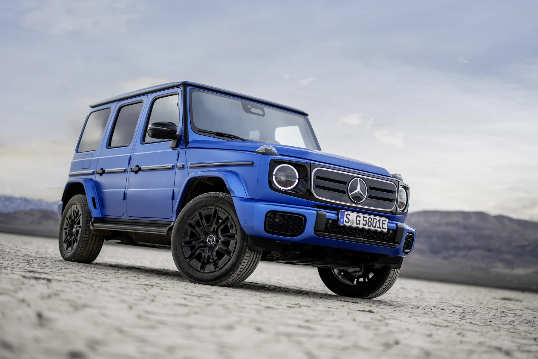 Mercedes-Benz G580 mit EQ Technology, EDITION ONE, Exterior: MANUFAKTUR südseeblau magno, Interior: Leder Nappa silber pearl/schwarz (Energieverbrauch kombiniert: 30,3-27,7 kWh/100 km | CO2-Emissionen kombiniert: 0 g/km | CO2-Klasse: A);Mercedes-Benz G580 mit EQ Technologie (Energieverbrauch kombiniert: 30,3-27,7 kWh/100 km | CO2-Emissionen kombiniert: 0 g/km | CO2-Klasse: A)

Mercedes-Benz G580 with EQ Technology, EDITION ONE, Exterior: MANUFAKTUR south see magno, Interior: Nappa Leather silver pearl / black (energy consumption combined: 30.3-27.7 kWh/100 km | CO₂ emissions combined: 0 g/km | CO₂ class: A);Mercedes-Benz G 580 with EQ Technology (energy consumption combined: 30.3-27.7 kWh/100 km | CO₂ emissions combined: 0 g/km | CO₂ class: A)