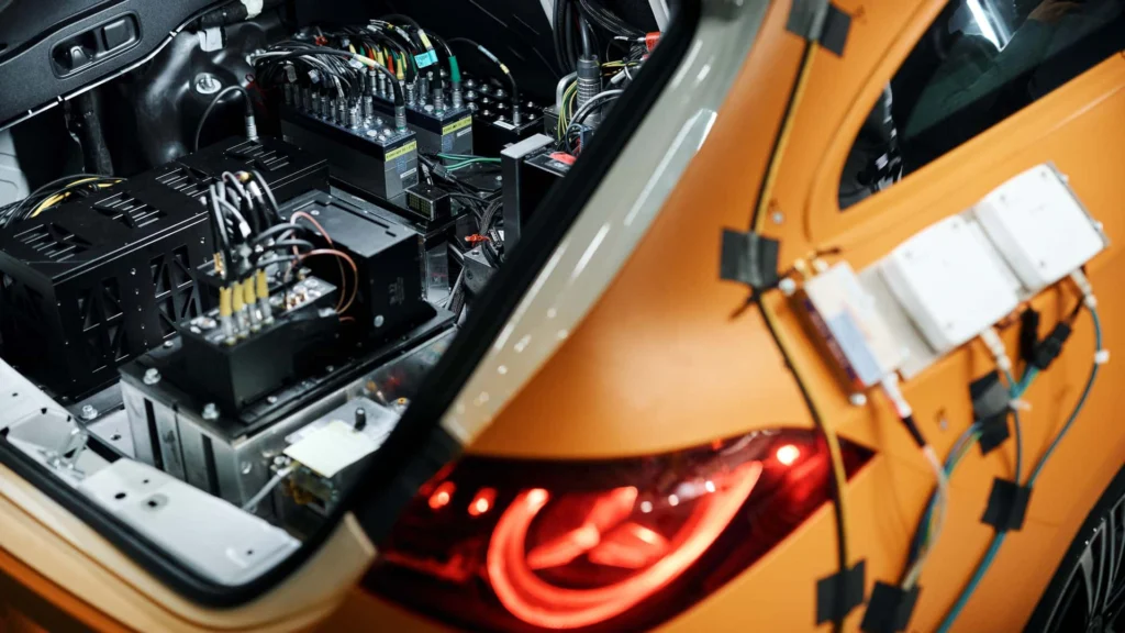 Mercedes rozbił dwa CLA z różnymi napędami. Kabiny pasażerskie pozostały stabilne, a obudowa akumulatora przetrwała Mercedes rozbił dwa CLA z różnymi napędami. Kabiny pasażerskie pozostały stabilne, a obudowa akumulatora przetrwała - Mercedes test CLA 77