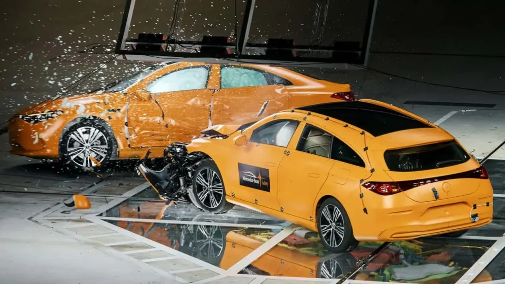 Mercedes rozbił dwa CLA z różnymi napędami. Kabiny pasażerskie pozostały stabilne, a obudowa akumulatora przetrwała Mercedes rozbił dwa CLA z różnymi napędami. Kabiny pasażerskie pozostały stabilne, a obudowa akumulatora przetrwała - Mercedes test zderzeniowy CLA 1