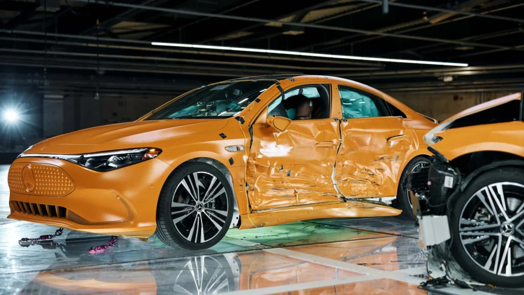 Mercedes rozbił dwa CLA z różnymi napędami. Kabiny pasażerskie pozostały stabilne, a obudowa akumulatora przetrwała Mercedes rozbił dwa CLA z różnymi napędami. Kabiny pasażerskie pozostały stabilne, a obudowa akumulatora przetrwała - Mercedes test zderzeniowy CLA 5