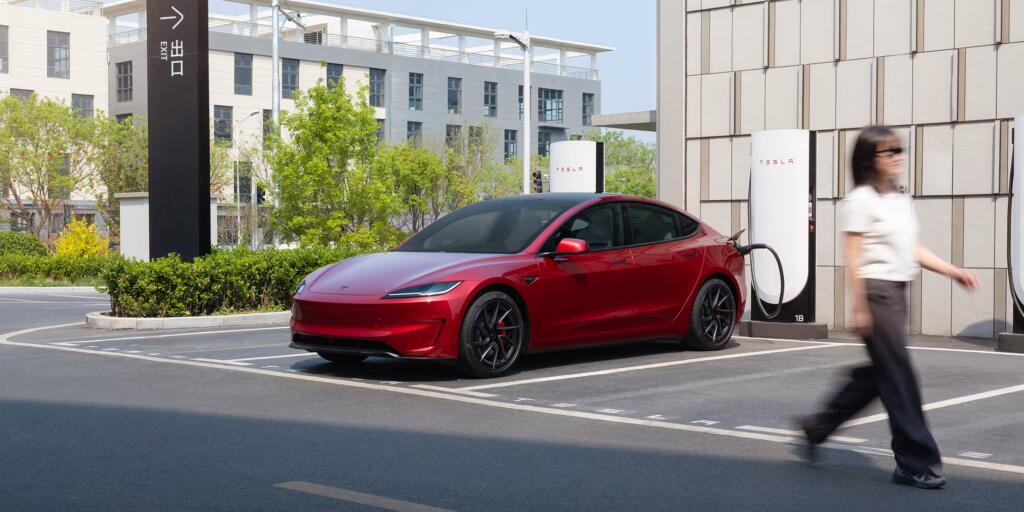 Tesla odświeżyła Model 3 w Chinach. Większy ekran, nowe wnętrze i V2L - Model 3 po modernizacji w chinach 11