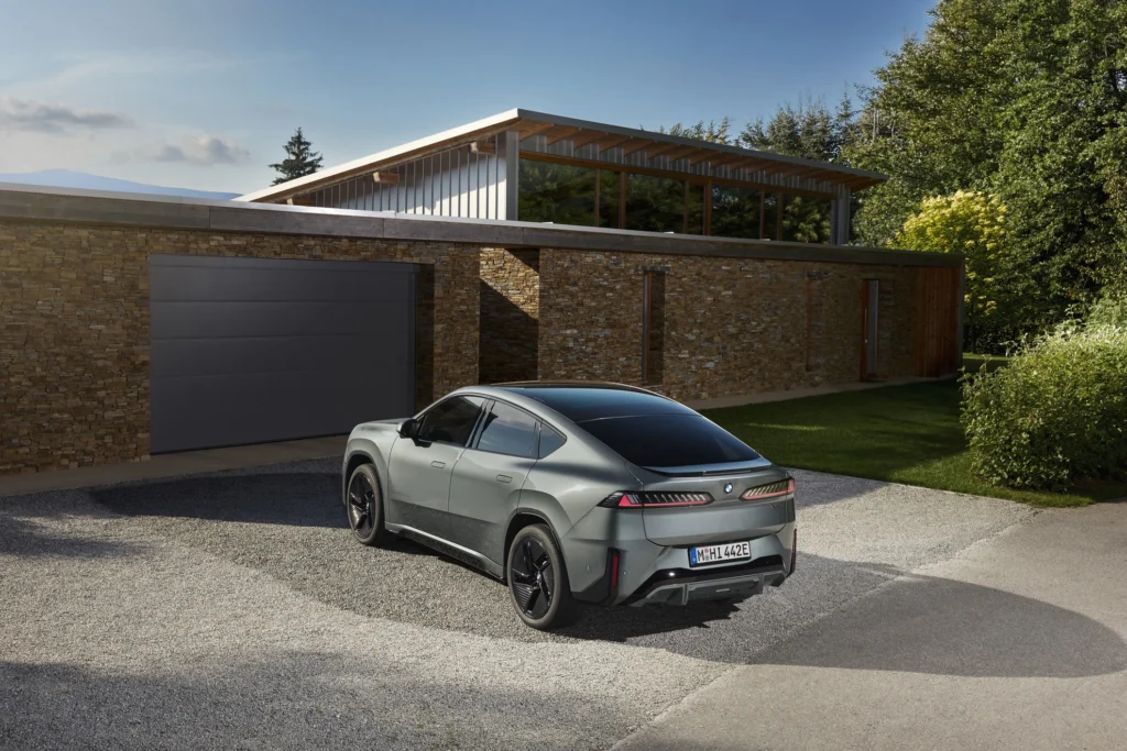 Nowości BMW na prąd. Nowy SUV-coupe i mocniejsze iX3 Nowości BMW na prąd. Nowy SUV-coupe i mocniejsze iX3 - P90655785 highRes bmw ix4 50 xdrive st