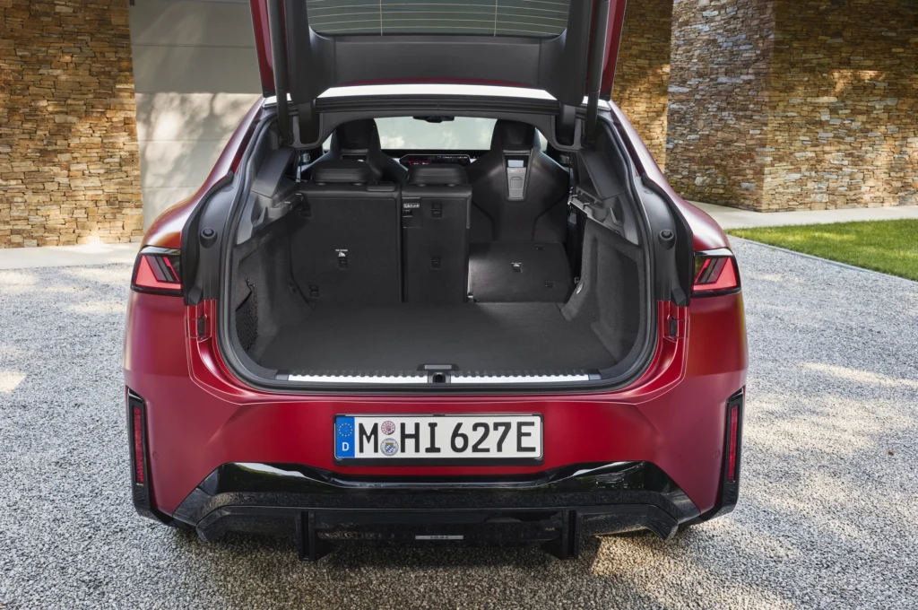 Nowości BMW na prąd. Nowy SUV-coupe i mocniejsze iX3 BMW