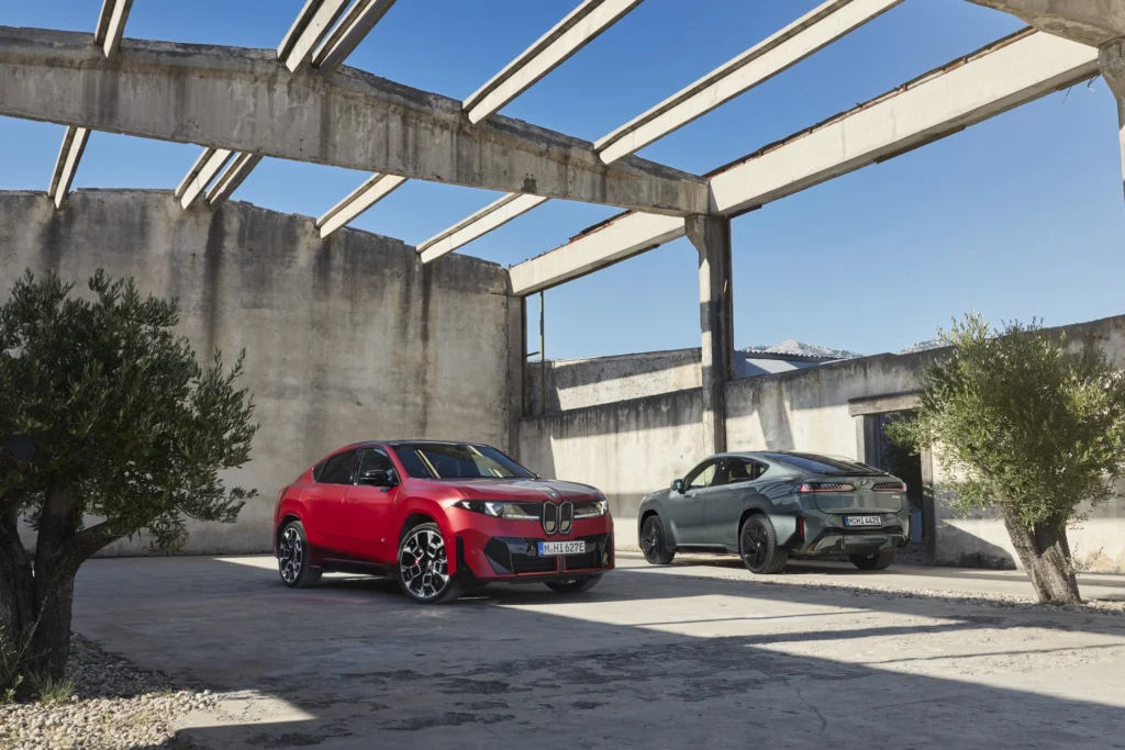 Nowości BMW na prąd. Nowy SUV-coupe i mocniejsze iX3 Nowości BMW na prąd. Nowy SUV-coupe i mocniejsze iX3 - P90659271 highRes bmw ix4 highlight sh