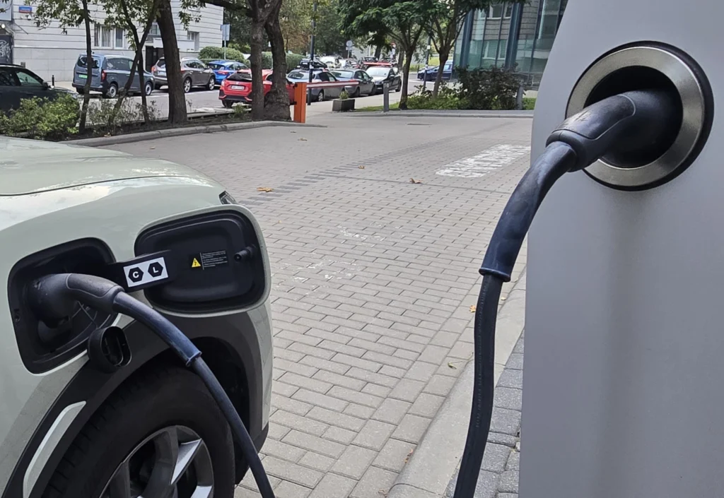 35 tys. nowych rejestracji osobowych i użytkowych BEV i 320 tys. aut z napędem elektrycznym na drogach - Rejestracje wrzesien licznik 22