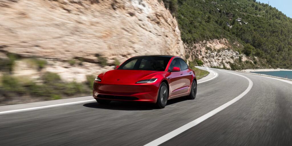 Tesla odświeżyła Model 3 w Chinach. Większy ekran, nowe wnętrze i V2L - Tesla Model 3 po liftingu w chinach