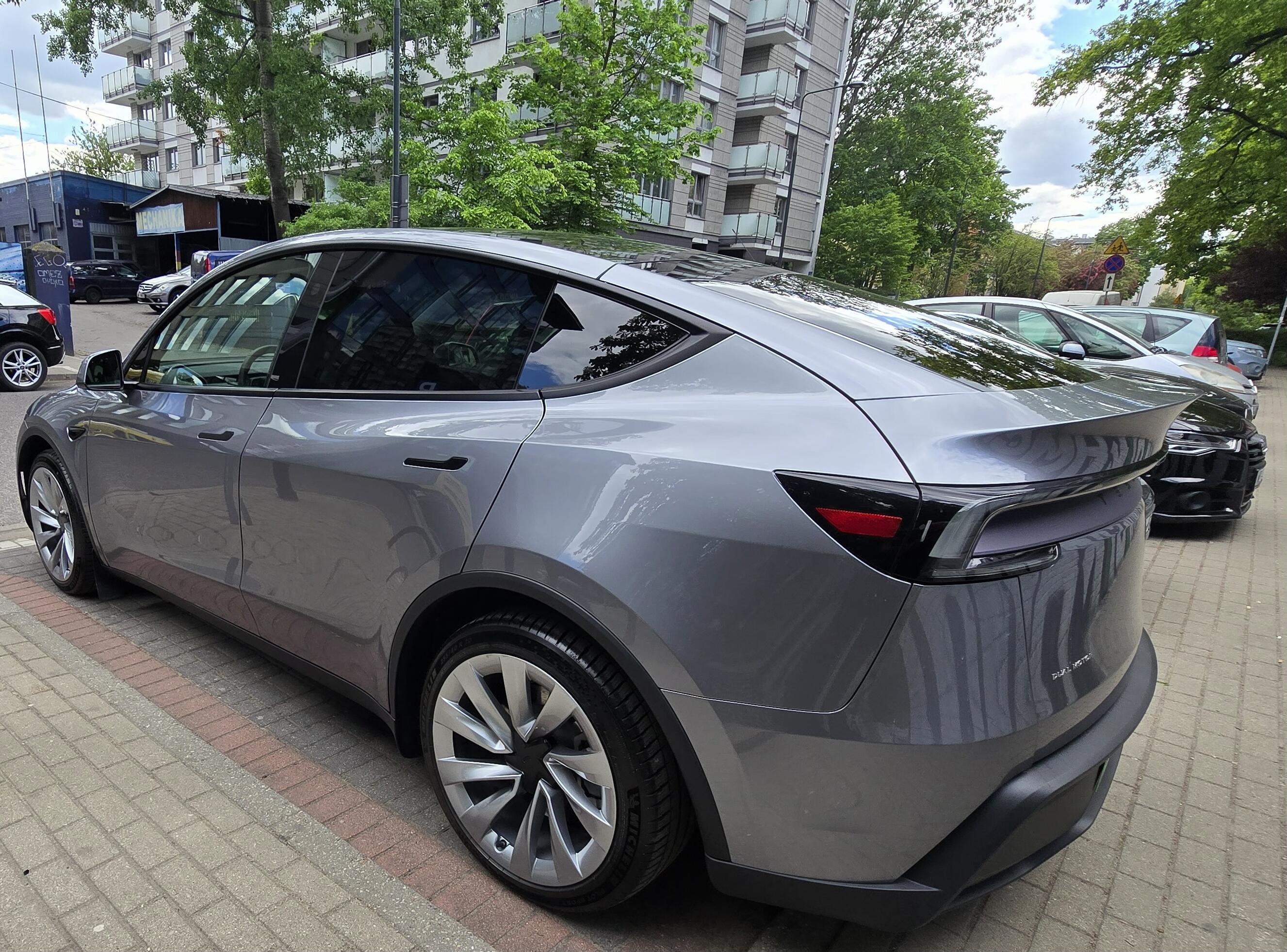 Tesla Y liderem we wrześniu 32