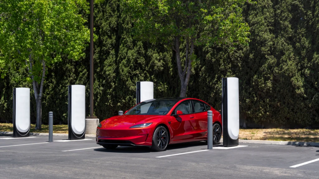 Konkurencja jest, a klienci i tak wybierają Tesle. Dlaczego? - V4Supercharger Tesla