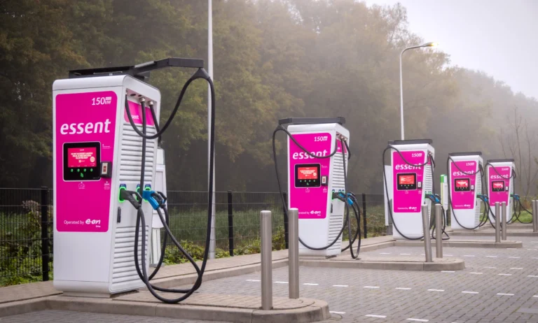 Stacja ładowania samochodów elektrycznych marki eON z podłączonym przewodem ładowania