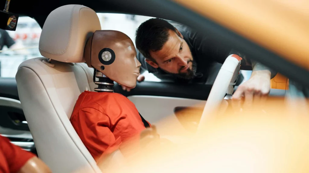 Mercedes rozbił dwa CLA z różnymi napędami. Kabiny pasażerskie pozostały stabilne, a obudowa akumulatora przetrwała Mercedes rozbił dwa CLA z różnymi napędami. Kabiny pasażerskie pozostały stabilne, a obudowa akumulatora przetrwała - mercedes test CLA 88