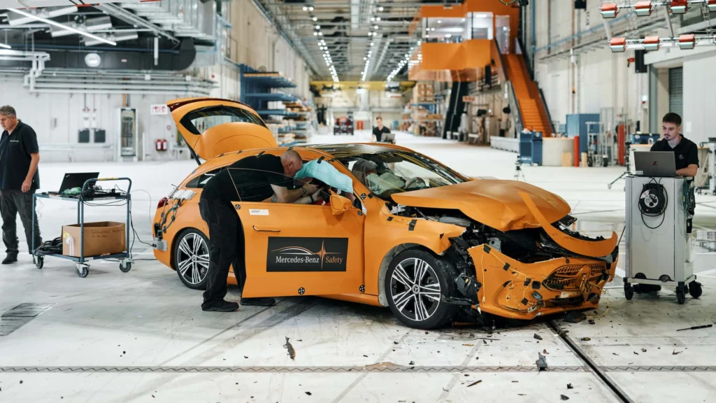 Mercedes rozbił dwa CLA z różnymi napędami. Kabiny pasażerskie pozostały stabilne, a obudowa akumulatora przetrwała Mercedes rozbił dwa CLA z różnymi napędami. Kabiny pasażerskie pozostały stabilne, a obudowa akumulatora przetrwała - mercedes test CLA 99