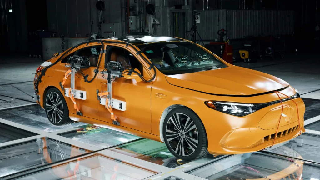 Mercedes rozbił dwa CLA z różnymi napędami. Kabiny pasażerskie pozostały stabilne, a obudowa akumulatora przetrwała Mercedes rozbił dwa CLA z różnymi napędami. Kabiny pasażerskie pozostały stabilne, a obudowa akumulatora przetrwała - mercedes test zderzeniowy CLA 2