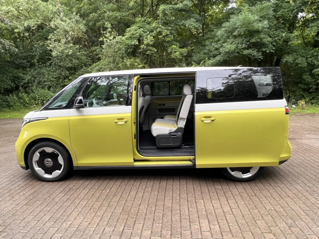 Używany Volkswagen ID. Buzz - poradnik kupującego. Ceny, wersje, zasięg i typowe problemy - vw id buzz 2024 35