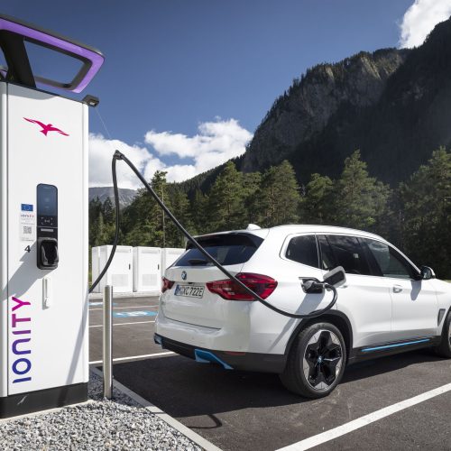 P90394426_highRes_ionity-charging-stat